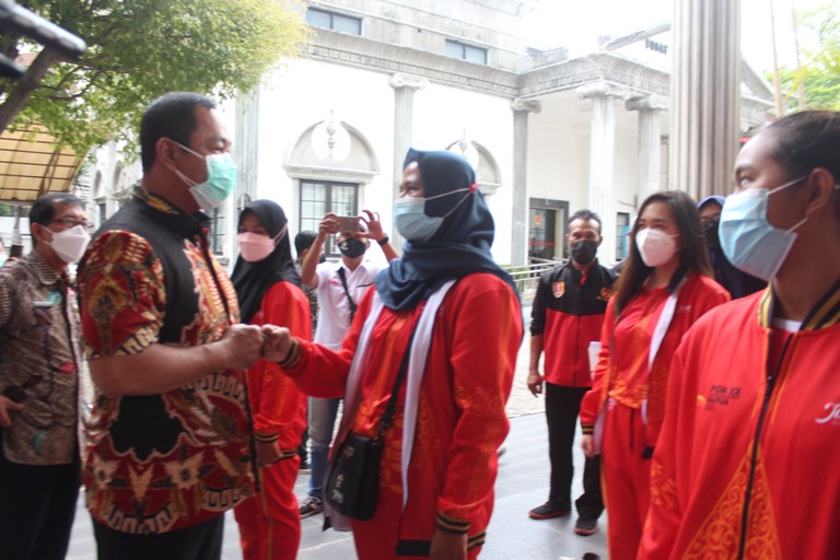 wali-kota-semarang-hendrar-prihadi-melepas-97-atlet-1.jpg
