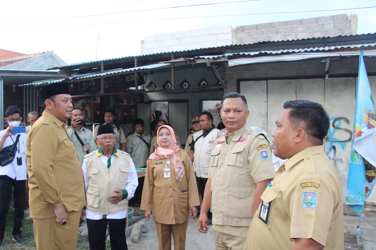 wali-kota-tegal-dedy-yon-supriyono-saat-memberikan-bantuan-kepada-korban.jpg