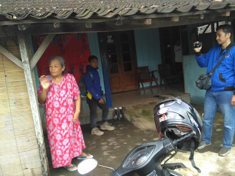 Sambil Gendong Bayinya, Munafiatun Terdiam Lihat Suami Ditangkap Orang-orang Bersenjata