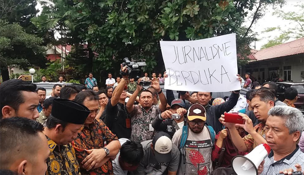 wartawan-demo-di-pendopo-kabupaten-banyumas_20171010_150431.jpg