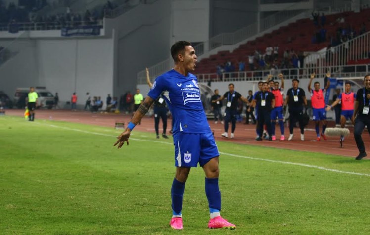 winger-psis-semarang-gali-freitas-memberikan-gol-kedua-bagi-psis-dalam-laga-kontra-bali-united.jpg