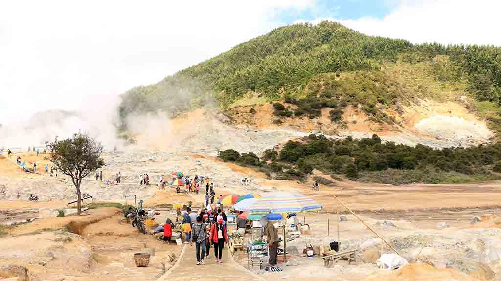 wisata-alam-Kawah-Sikidang-Dieng.jpg