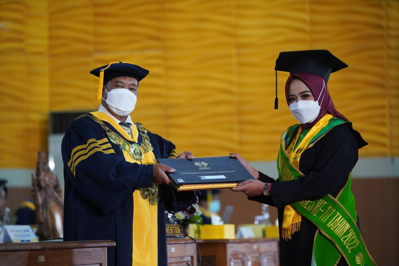 wisuda-di-unes-yang-ke-111.jpg
