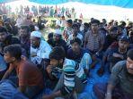 147-pengungsi-Rohingya-yang-mendarat-menggunakan-kapal-di-Pantai-Mercusuar.jpg