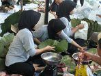 20250606-_-Pengemasan-Daging-Kurban-Gunakan-Daun-Jati.jpg