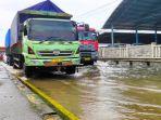 20250613-_-Kendaraan-Menerjang-Banjir-Rob-di-Sayung-Demak.jpg