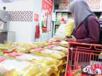 20250722_belanja-beras-di-sebuah-supermarket_1.jpg