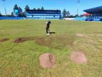20250801-_-Pekerja-Ratakan-Lapangan-Stadion-Wergu-Wetan-Kudus.jpg