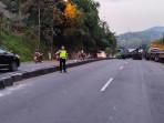 20250806_Evakuasi-truk-yang-mengalami-kecelakaan-di-Jalan-Raya.jpg