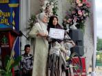 20250907_Bupati-Kebumen-Lilis-Nuryani-menyerahkan-hadiah-sepeda-ontel_1.jpg