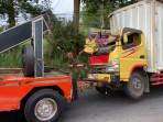 20250909_Truk-boks-mengalami-kecelakaan-di-JLS-Salatiga_1.jpg