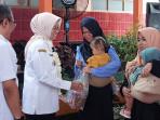 20250910-_-Bupati-Kebumen-Serahkan-Susu-Bantuan-ke-Warga.jpg