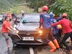20250911_Evakuasi-mobil-yang-tertimpa-pohon-tumbang-di-Banyumas_1.jpg