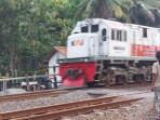 20250914_Kereta-api-melintas-di-perlintasan-sebidang-Kebumen_1.jpg