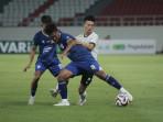 20250914_Pemain-PSIS-Semarang-Aqsha-berebut-bola-Noriki-Akada-Persiku-Kudus_1.jpg