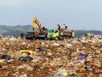 20250915-_-Petugas-Membuang-Sampah-di-TPA-Darupono-Kendal.jpg