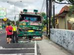 Truk Kontainer Seruduk Truk Boks di Jalan Semarang-Solo, Sopir Terjepit