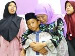 20250918_Khofifah-Indar-Parawansa-memeluk-Muhammad-Hisyam.jpg