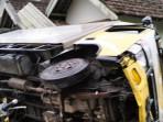 Rem Blong, Truk Boks Hantam 2 Rumah dan Terguling Timpa Mobil