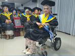 Sosok Eprisa Wisudawati Disabilitas UMP Purwokerto, dari Kursi Roda Ia Pamerkan Hasil Lukisannya