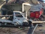 Truk Wing Boks Terguling Tabrak Kios dan Deretan Kendaraan Parkir, Sopir Tewas di Lokasi