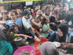 Kisah Halimah dan Nurul Rela Antre 1,5 Jam Demi 4 Porsi Makan Gratis di Kudus