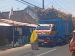Viral Emak-emak di Juwana Pati Hadang Truk Tebu Sambil Joget-joget Hingga Tiduran, Ini Sosoknya