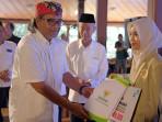 20250928-_-Bupati-Serahkan-Beasiswa-Sarjana-Kabupaten-Temanggung-2025.jpg