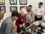 20251001_Bupati-Kebumen-Lilis-Nuryani-menyeduh-kopi_1.jpg