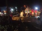 BREAKING NEWS: Kecelakaan Karambol Truk Kontainer Terbalik di JLS Salatiga, Tabrak 2 Motor