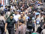 20251002_Bupati-Pati-Sudewo-dikawal-pendukung-saat-menghadiri-Kantor-DPRD_1.jpg