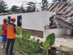 20251002_Petugas-BPBD-Cilacap-meninjau-atap-Ponpes-roboh_1.jpg