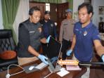 20251003_Penyidik-Polres-Salatiga-menggeledah-rumah.jpg