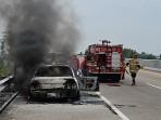 20251004_TERBAKAR-Petugas-memadamkan-mobil-Toyota-Corolla.jpg