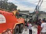 20251004_Truk-tronton-terjun-bebas-dari-Tol-Tangerang.jpg