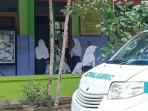 20251006_Mobil-ambulans-berada-di-halaman-SMP-Negeri-8-Salatiga_1.jpg