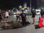20251006_Relawan-tambal-jalan-rusak-di-Semarang_1.jpg