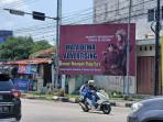 20251008_Muncul-baliho-ucapan-Happy-Wedding-Dedy-Gadis-di-Tegal_1.jpg