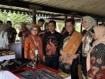 20251009_Bupati-Wonosobo-Afif-Nurhidayat-pameran-batik_1.jpg