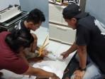 20251011_Tersangka-menunjukkan-barang-bukti.jpg