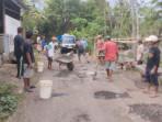 20251012_-gotong-royong-untuk-memperbaiki-jalan-berlubang-di-Purbalingga_1.jpg