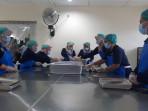 20251013_DAPUR-MBG-Sejumlah-pekerja-sedang-mengemas.jpg