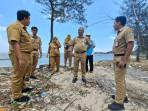 20251014_PENINJAUAN-DLH-Jepara-saat-meninjau-lokasi-bibir-pantai.jpg