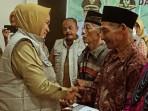 20251014_Wakil-Bupati-Semarang-Nur-Arifah-salami-penerima-bantuan-sosial_1.jpg