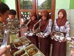Keseruan Murid SMPN 3 Ambarawa Kabupaten Semarang Pertama Kali Menyantap Menu MBG