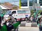 20251018_OJOL-IRINGI-AMBULANS-Para-rekan-ojol-tampak-mengiringi-jalannya.jpg