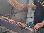 Kuliner Unik di Purwokerto Banyumas, Sate Kambing "Tusuk Pedang" Sepanjang 1 Meter