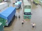 Melihat Parahnya Banjir di Jalur Pantura Demak-Semarang, Sopir Mengeluh, Jalur Alternatif Putus