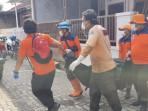 20251025_EVAKUASI-JENAZAH-Tim-SAR-mengevakuasi.jpg