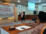 20251025_KOLOM-TEGALAN-Ulfa-Rosiani-saat-membaca-kolom-bahasa-tegalan.jpg